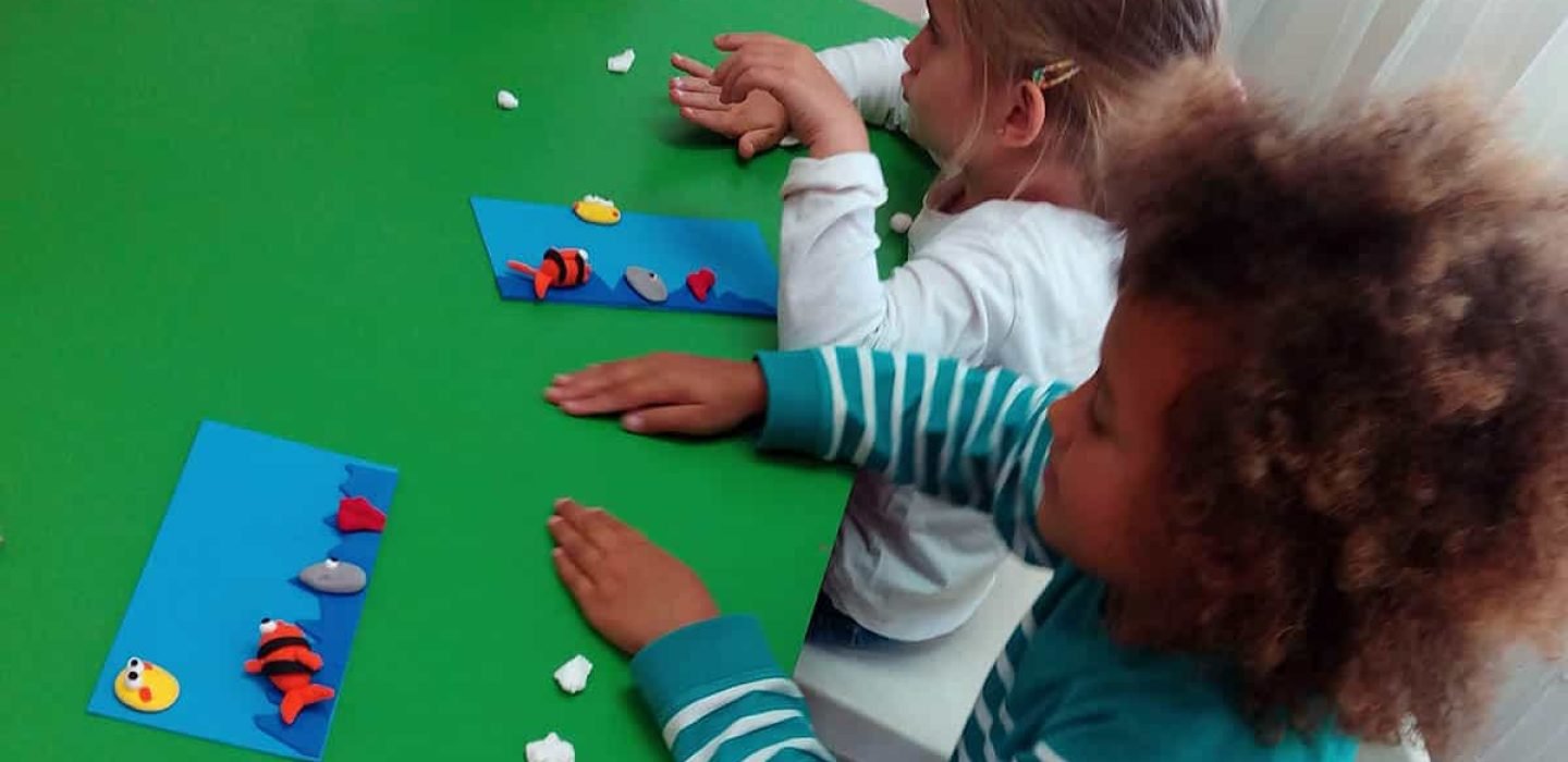 Nenes fent taller de modelatge casal